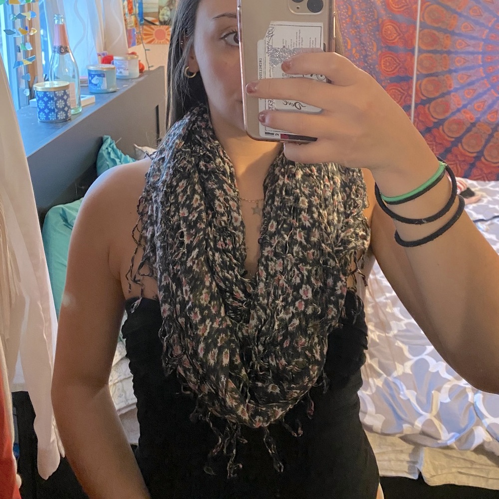 ⚡️Urban Outfitters daisy print infinity scarf⚡️